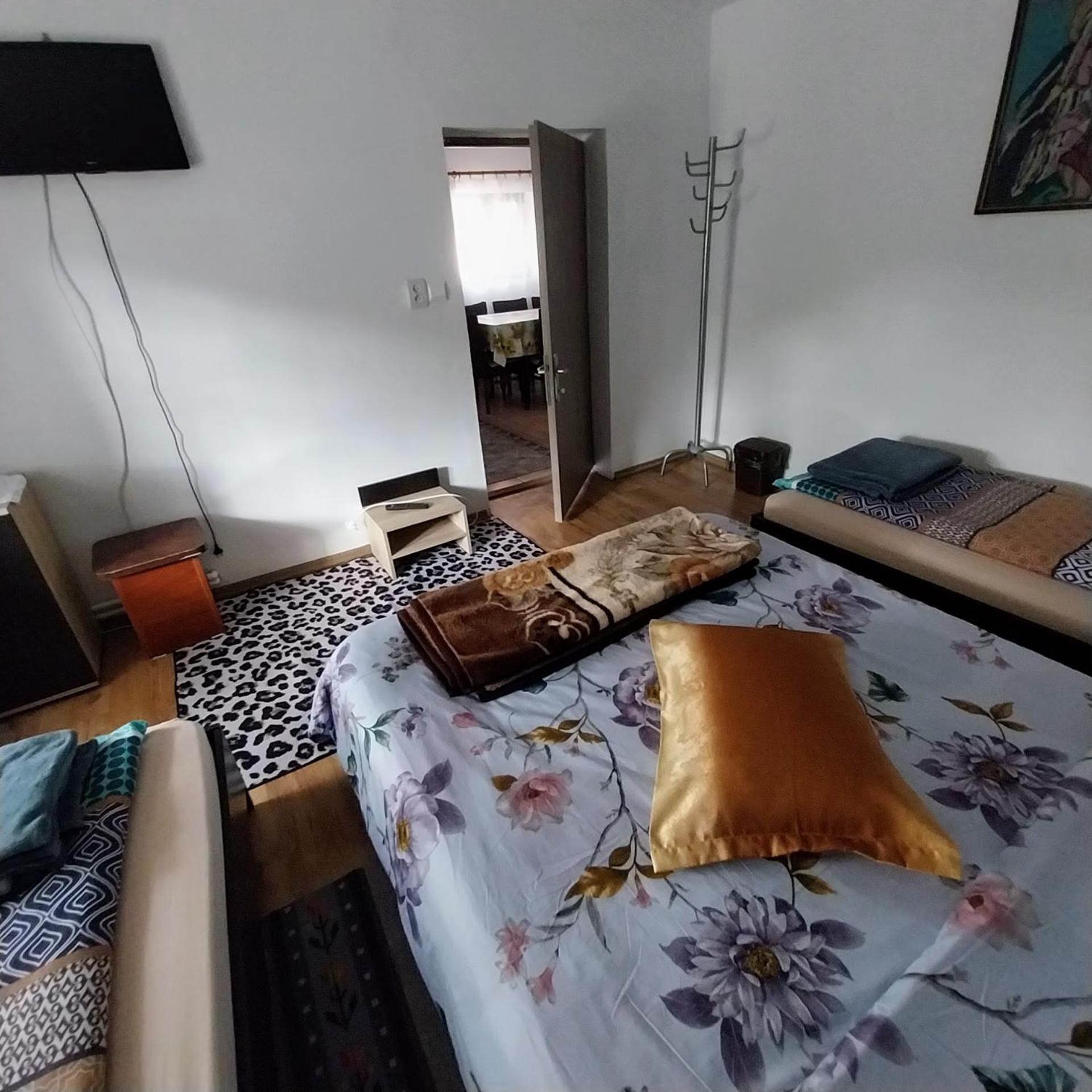 Casa Andreea Hotel Novaci-Străini Екстериор снимка